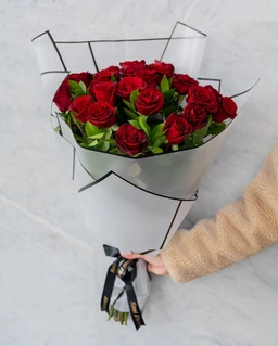 Simple-red-roses-bouquet9