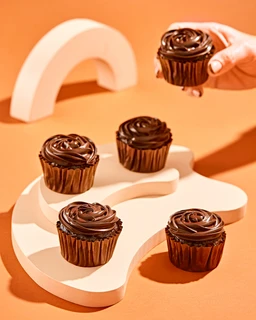 Double_Chocolate_cupcakes_with_icing_10223edb-5ddc-46ff-85ec-854f27b2bc73
